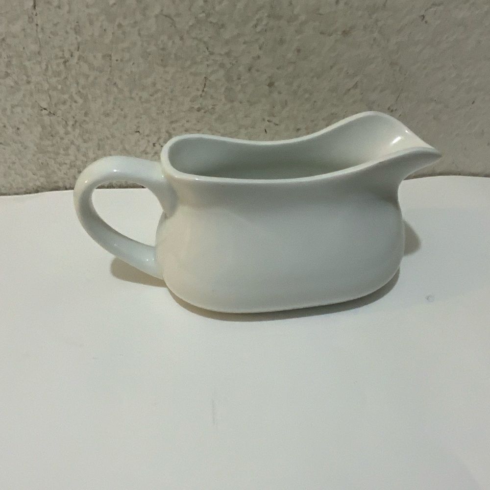 Target home collection white Porcelain White Gravy Boat 8 X 3.5 X 4” P10